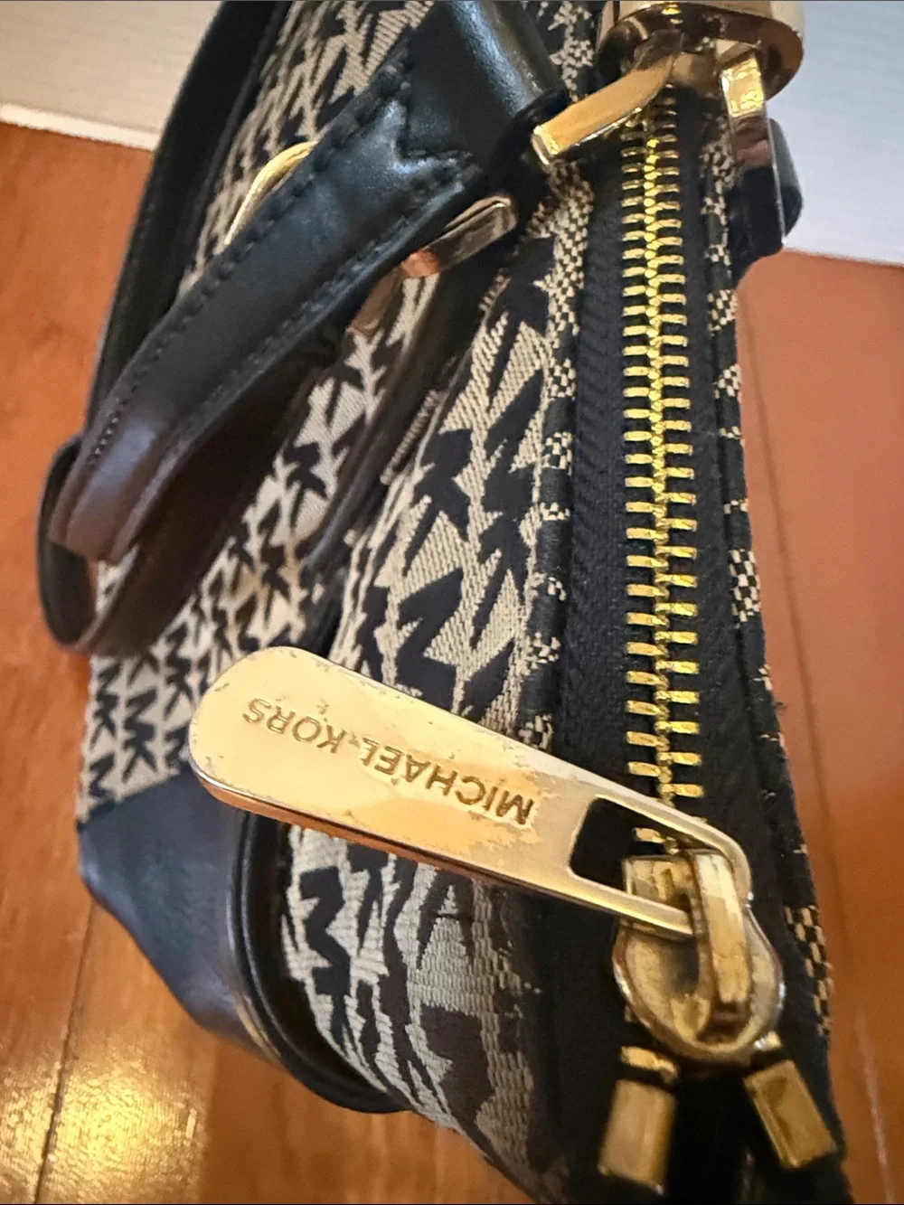 Michael Kors Bedford Large East/West Top Zip Tote Monogram Beige Black 15x10”